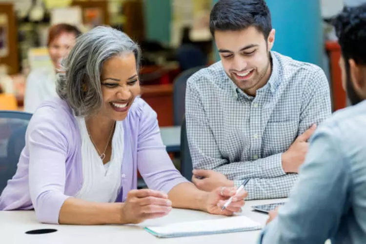 Why Engaging with Faculty is Beneficial For College Applicants 1